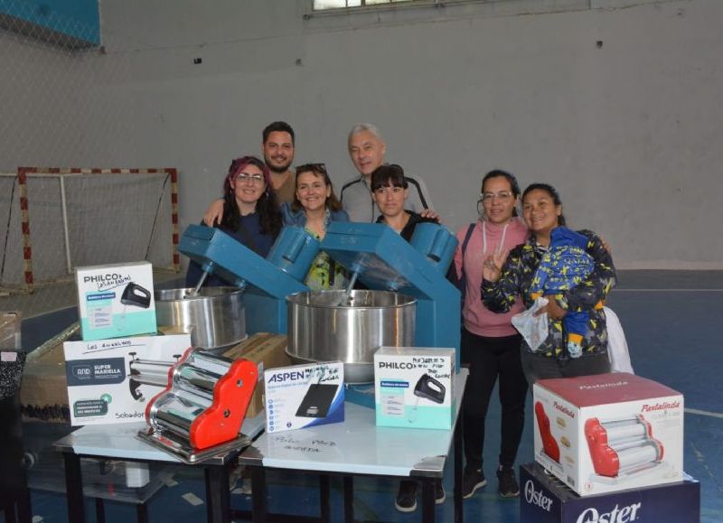 Cagliardi entregó herramientas y maquinarias de trabajo a 40 emprendimientos locales