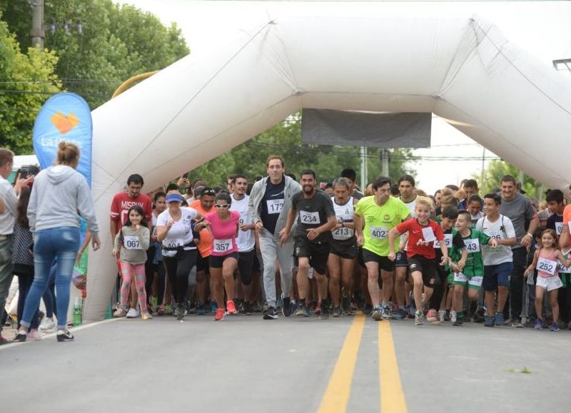 Garro y más de 400 vecinos participaron de la correcaminata para inaugurar la renovada avenida 173
