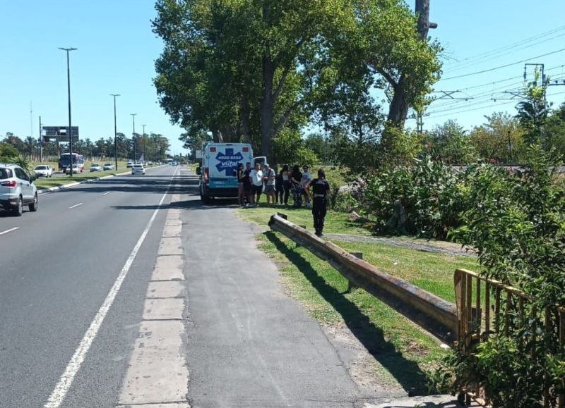 Investigan la muerte de un hombre hallado en la vía pública en Gonnet
