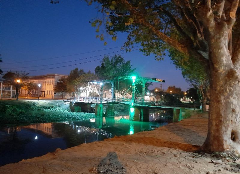 Ensenada: ya se prueban las luces del Puente Holandes