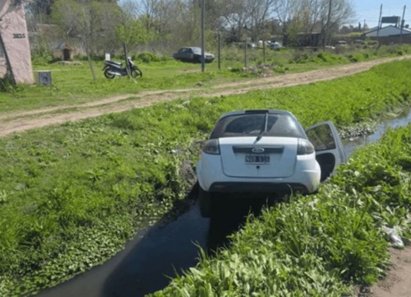 Accidente vial terminó con el auto de una mujer policía en un zanjón