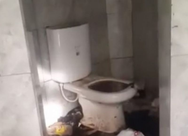 Vaya atrás del árbol o debajo de un puente: los baños del Paseo del Bosque, otra vez cerrados