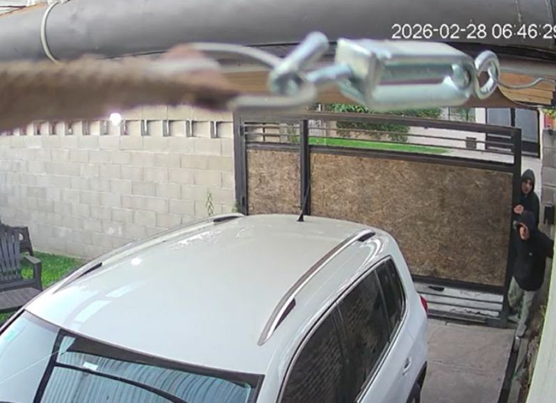 VIDEO | Una banda de delincuentes forzó un portón y robaron una moto en Melchor Romero