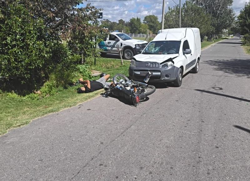 Dos heridos en Gonnet tras un choque entre una camioneta y una moto