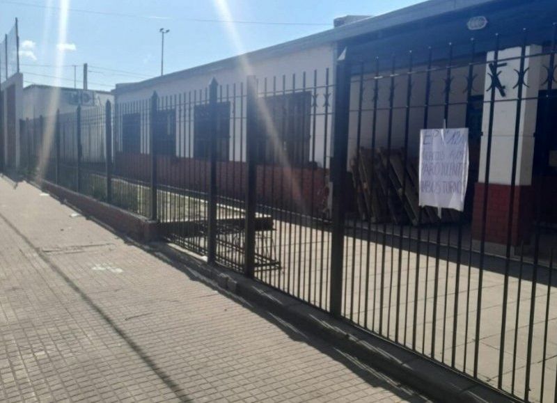 Cientos de alumnos esperan por las obras paralizadas en la escuela de 6 y 72