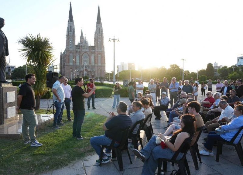 Con muy poquitas personas, la UCR recordó los 42 años de la vuelta a la democracia: hubo críticas hacia los dirigentes