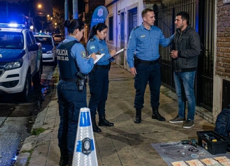 Cerca de Plaza Rocha: dormía en su casa y lo despertaron con una cuchilla en el cuello