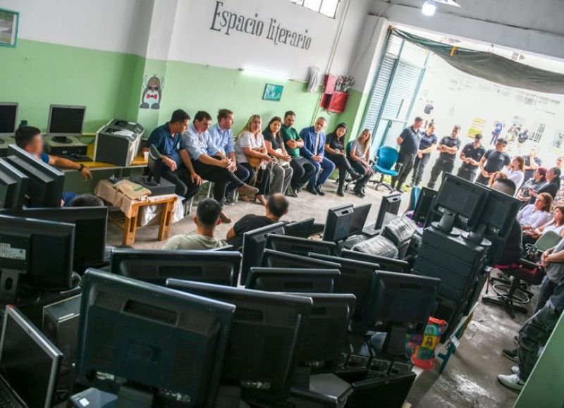 Se realizó una nueva entrega de computadoras reparadas en una cárcel local para entidades educativas