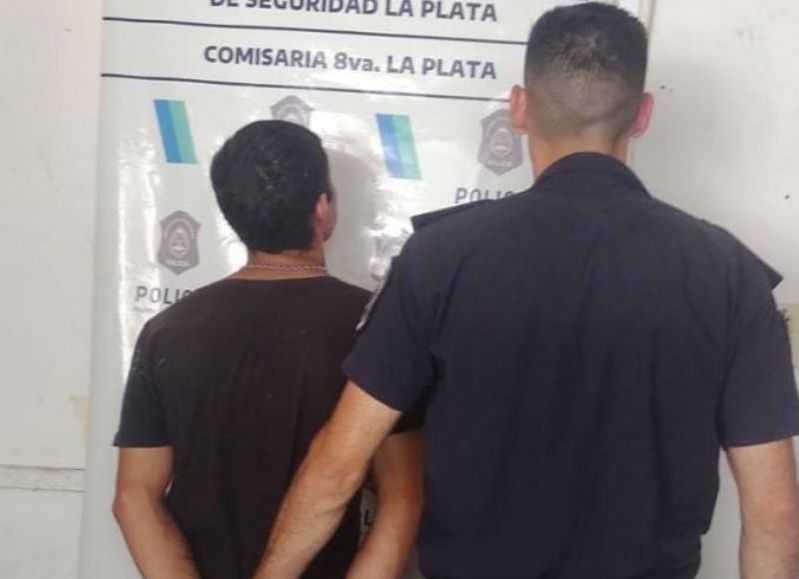 Lo detienen por golpear y amenazar a su ex pareja en su casa de Altos de San Lorenzo