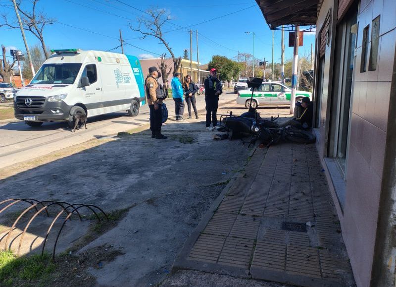 Berisso: un joven motociclista murió y otro quedó grave al chocar con un taxi
