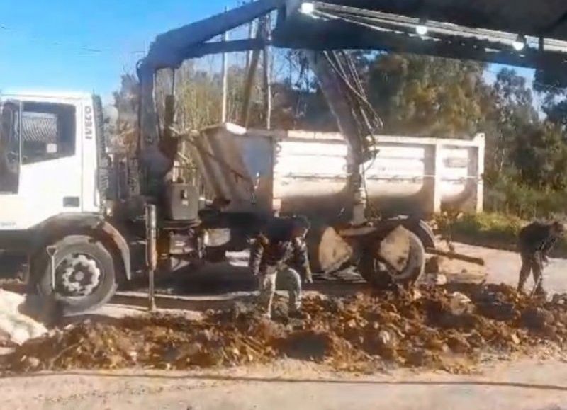 Vecinos de Villa Elvira se quejaron por un enorme bache que tapado con escombro
