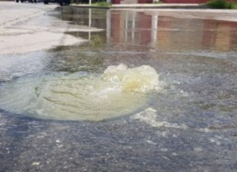Vecinos de la ciudad preocupados por el desborde cloacal en la avenida Circunvalación
