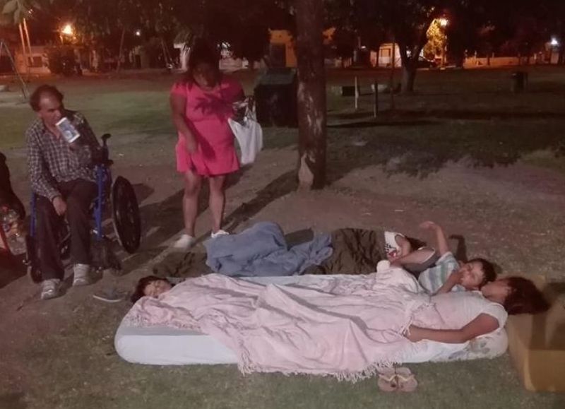 Por el ajuste del gobierno, una familia se quedó en la calle y ahora vive en una plaza de City Bell
