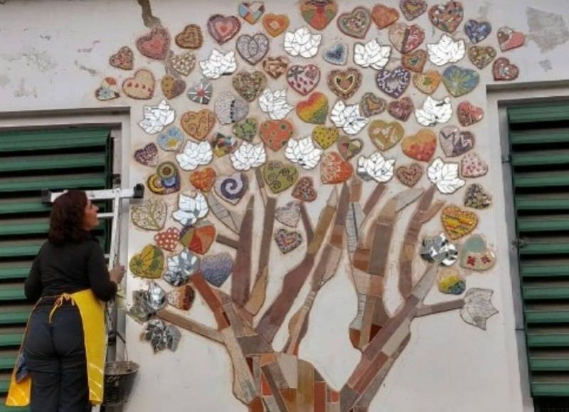 VIDEO | Mosaiquistas de Villa Elvira realizan murales en instituciones públicas