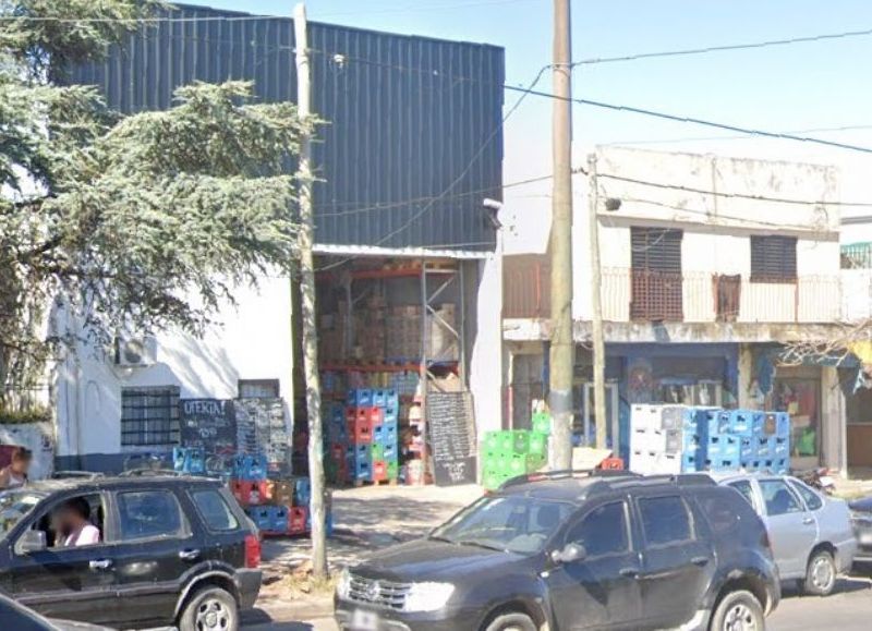 Acusan a distribuidora de bebidas de ocupar la vereda y entorpecer el tránsito en Villa Elvira