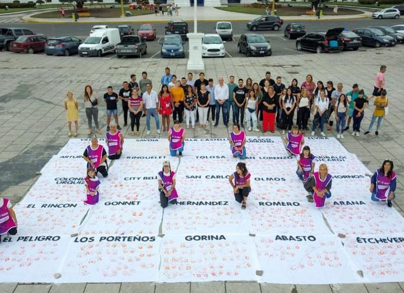 Plaza Moreno se tiñó de naranja como símbolo de lucha contra la violencia por razones de género