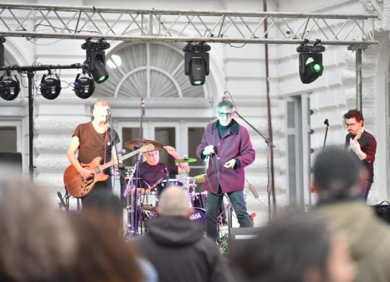 Artistas locales hicieron vibrar el Palacio Municipal en una nueva edición de "Rock en el Playón"
