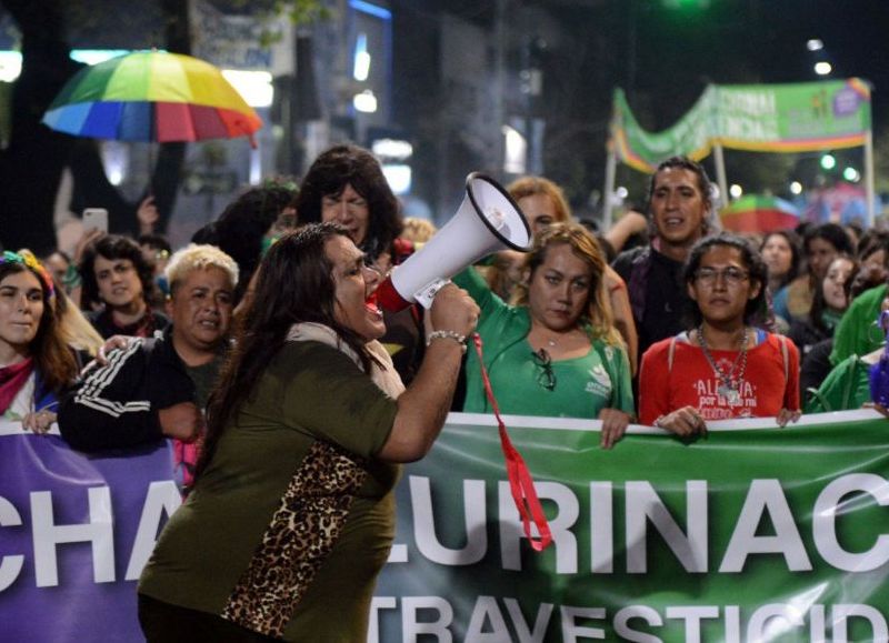 Multitudinaria marcha contra los travesticidios y transfemicidios