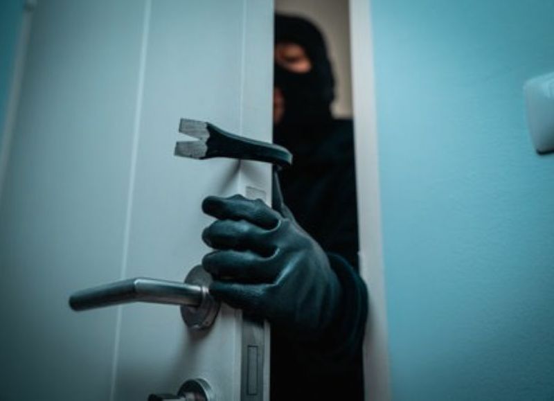 Tolosa: en su propia casa y por la madrugada, una mujer quedó a merced de cuatro delincuentes