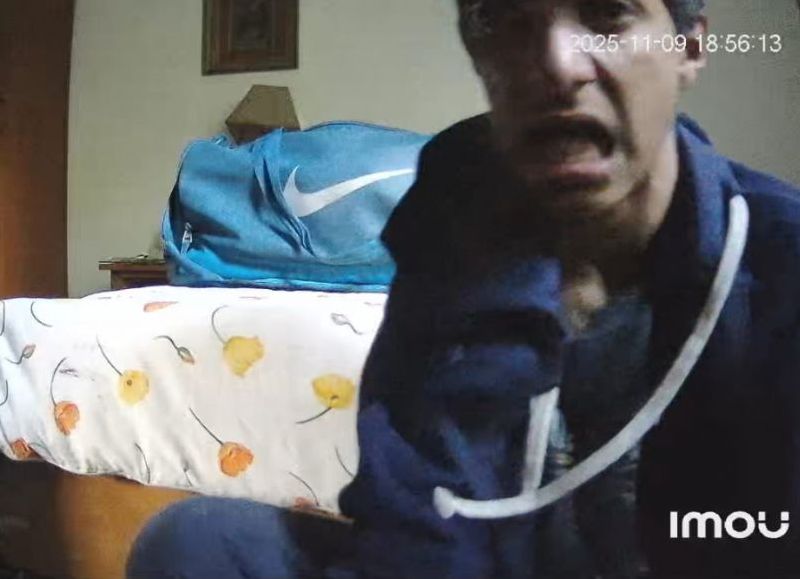 VIDEO | Robó en una casa de Gonnet mientras la jubilada miraba la televisión, pero quedó grabado en primer plano