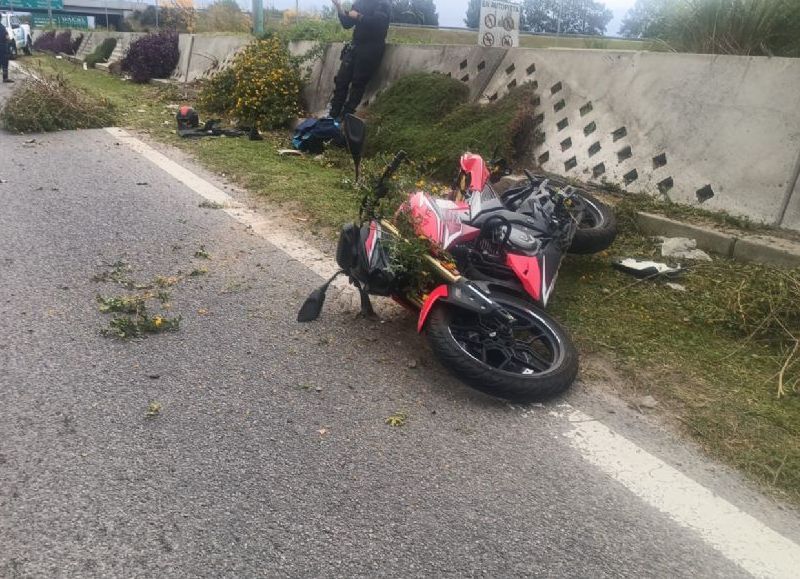 Ensenada: un policía sufrió lesiones al caer de su moto en la bajada de la Autopista La Plata–Buenos Aires