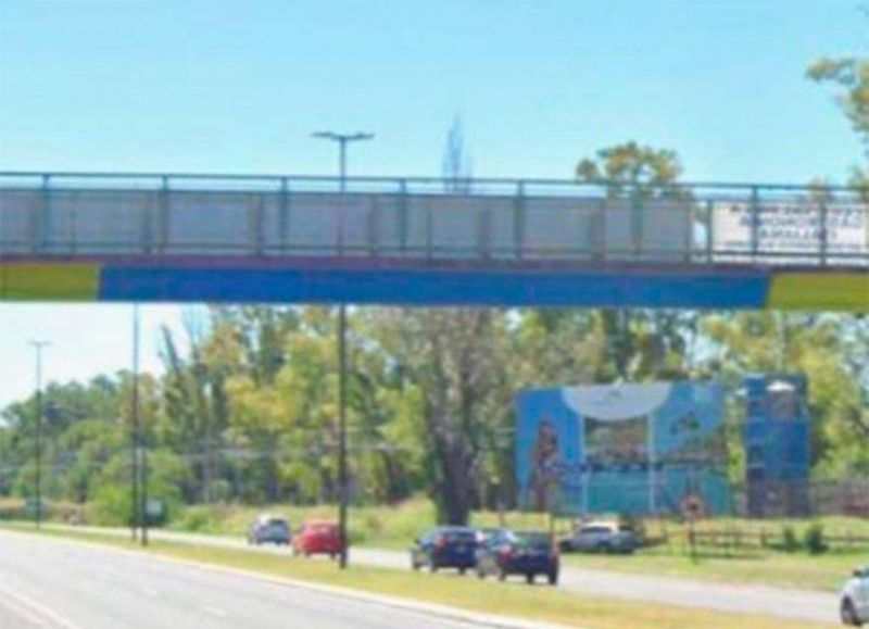 Murió el joven que había caído al vacío desde un puente peatonal en Gonnet