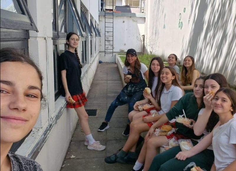 Alumnas de una secundaria platense hicieron un mural en Casa Cuna