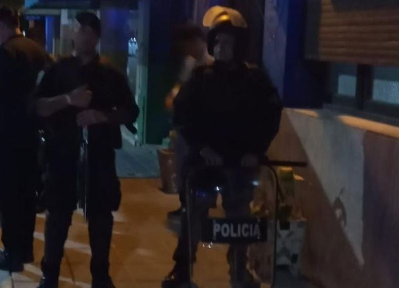 Dos policías internados tras violento intento de fuga en la Comisaría Segunda de Berisso