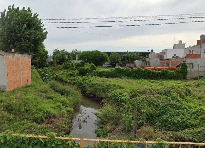 Los Hornos: vecinos del Arroyo Regimiento reclaman desratización urgente ante la proliferación de ratas