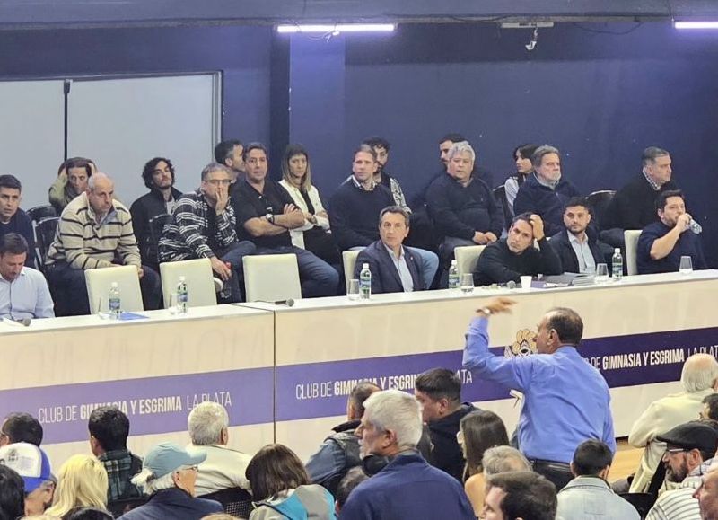 VIDEO | Vergüenza en el Poli: se suspendió la Asamblea de Gimnasia entre sillazos, huevazos y bronca contra Cowen