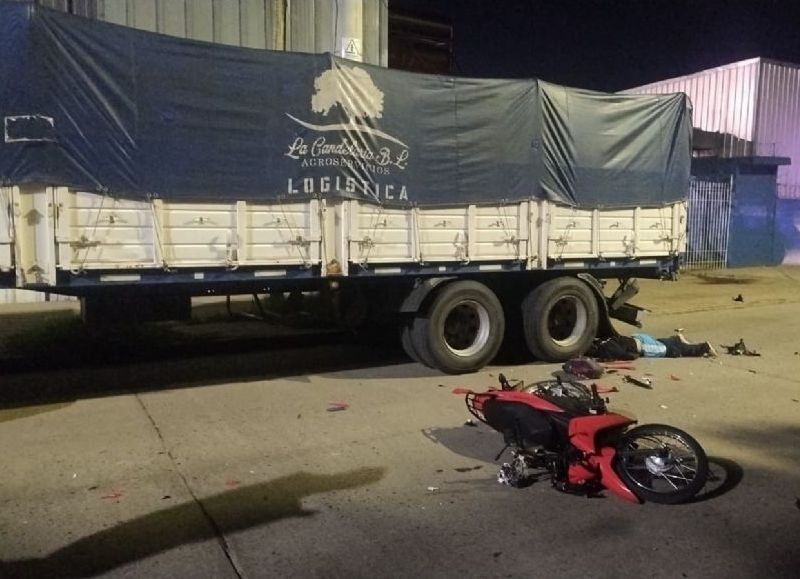 Tragedia en Tolosa: murió un joven motociclista de 21 años tras chocar con un camión