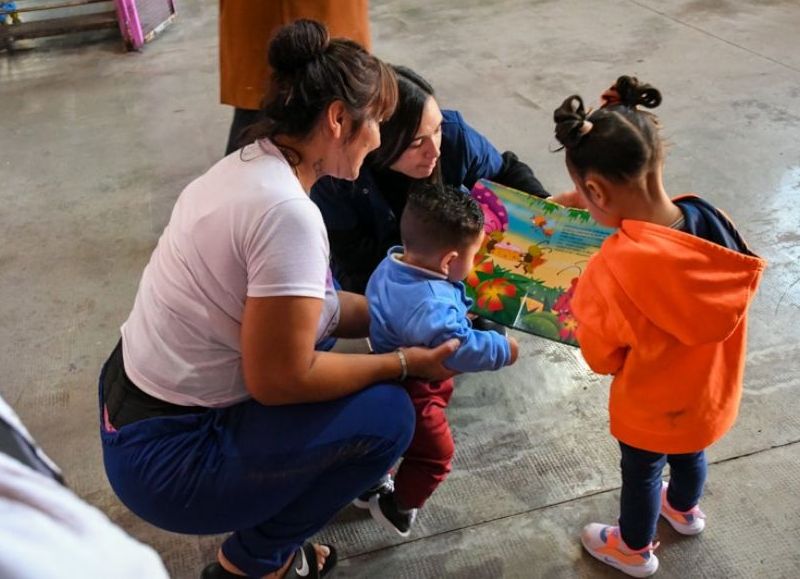 Hijos e hijas que conviven con sus madres en una cárcel de Los Hornos recibieron libros y bibliotecas