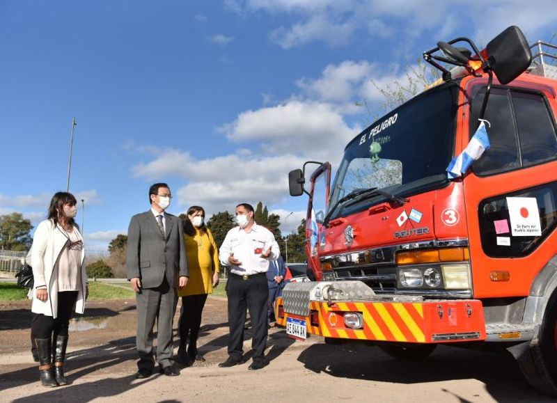El Municipio participó de la entrega de un nuevo camión autobomba a los bomberos de El Peligro