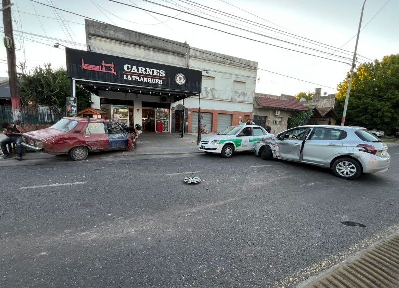VIDEO | Barrio Hipódromo: choque en 122 y 47 dejó heridos y tres autos dañados