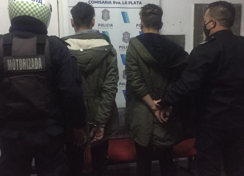 Altos de San Lorenzo: robaron una moto y los atraparon mientras la desarmaban