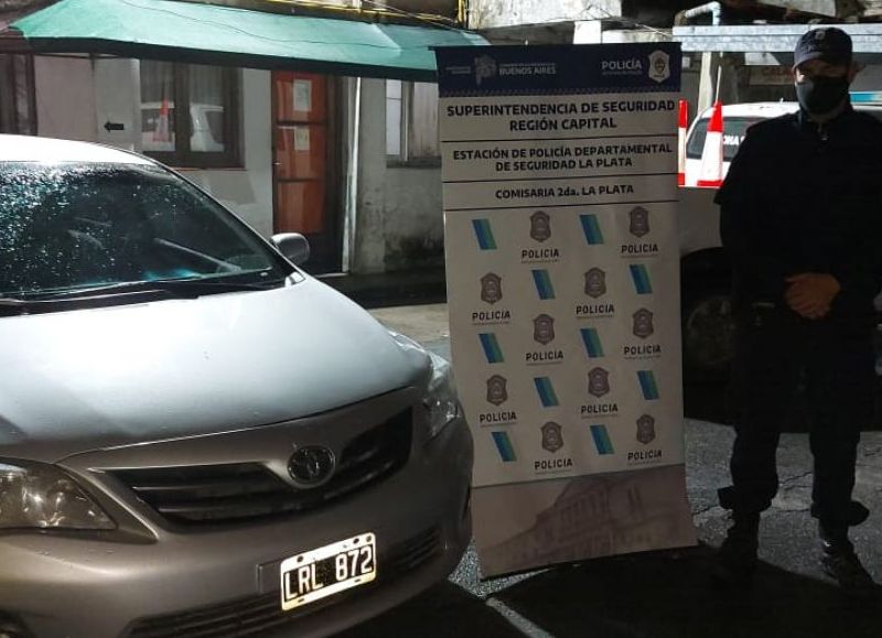 Detienen a dos cordobeses que robaron dinero y cheques de un auto estacionado