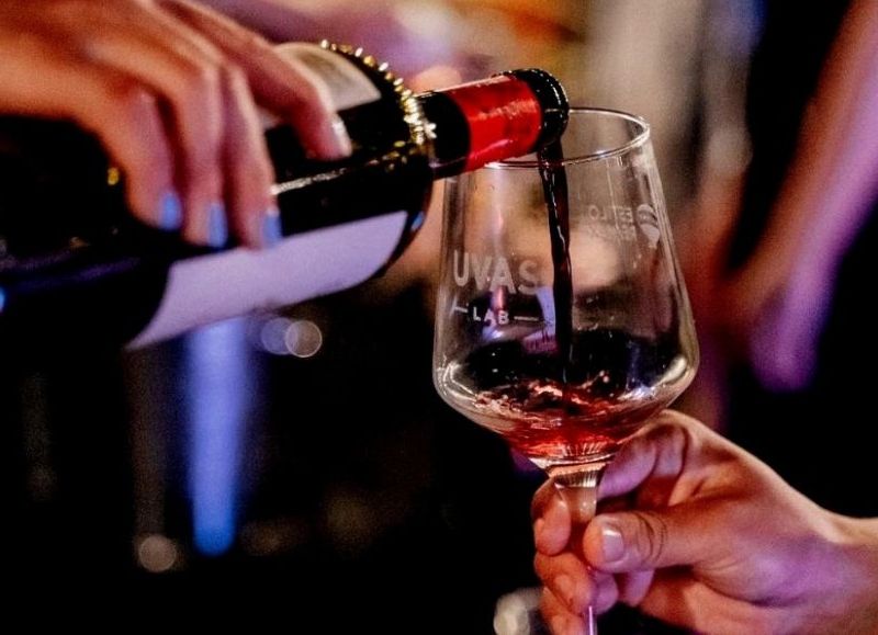 VIDEO | "UVASLAB" Sunset Experience: un atardecer de vino, arte y música en la ciudad