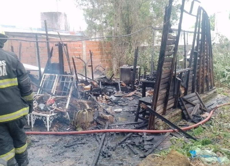 Incendio consume una casa en el barrio El Dique