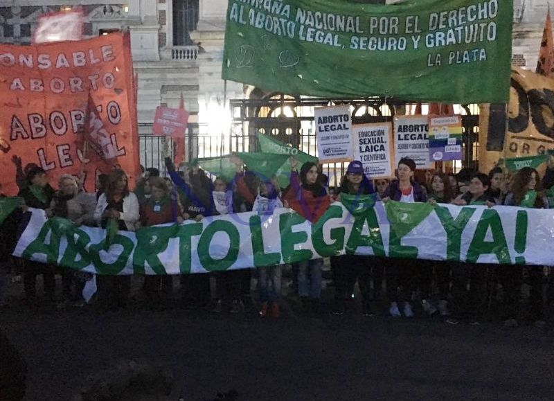 Agrupaciones abortistas realizaron una protesta frente al Municipio y a Gobernación
