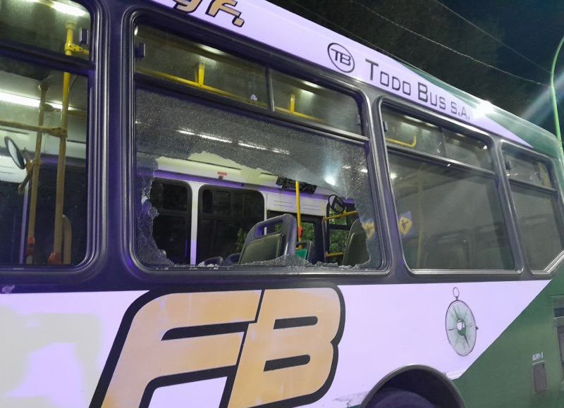 Ensenada: cinco detenidos por causar destrozos a un colectivo de la Línea 275