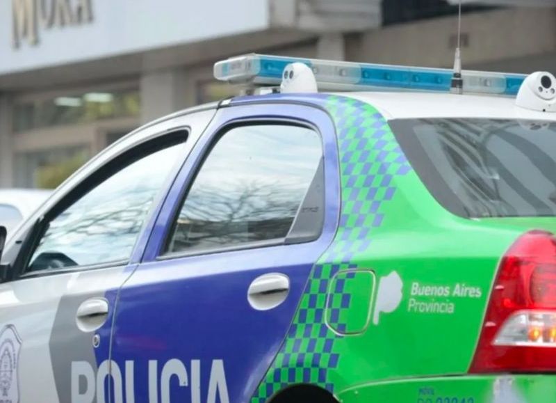 Un automovilista cruzó un semáforo en rojo, atropelló a un joven, y se dio a la fuga en la zona de 14 y 50