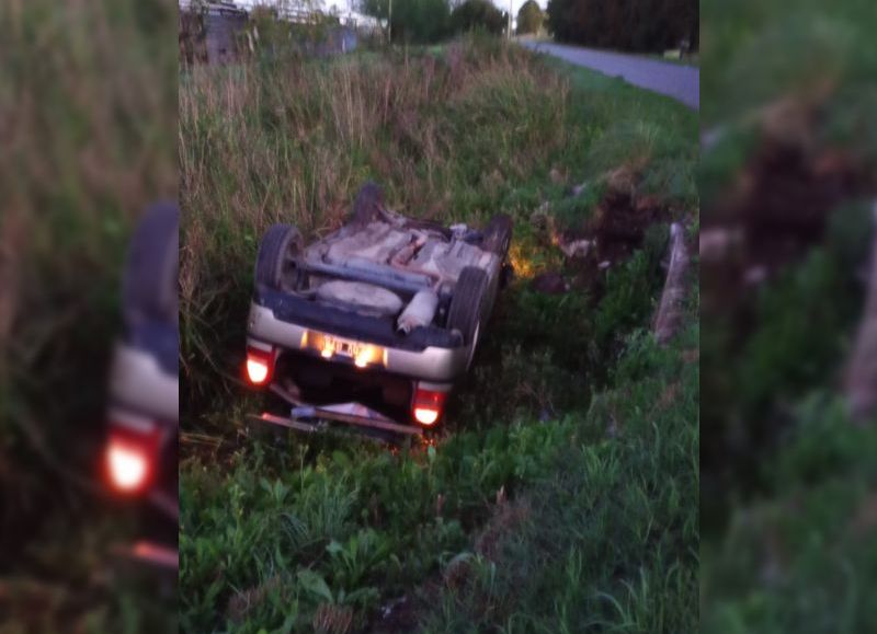 Vuelco y misterio en Abasto: un automóvil terminó a la vera de la calzada y no hallaron víctimas