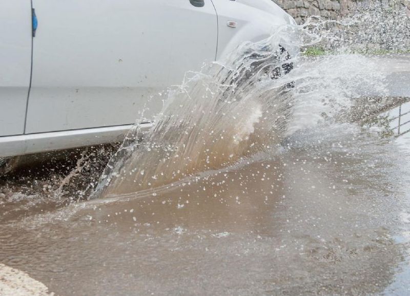 Vecinos se quejan de las bocas de tormenta tapadas y agua acumulada: "Caen dos gotas y se inunda todo"