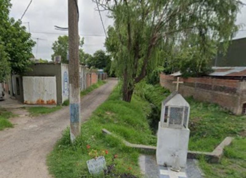 Vecinos de Los Hornos piden que se ilumine un corredor interno de un barrio humilde: "No se ve nada"