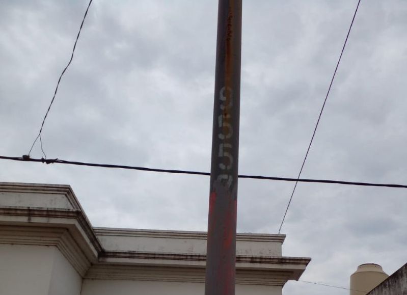 Vecinos del casco se quejan que no les arreglan la luminaria