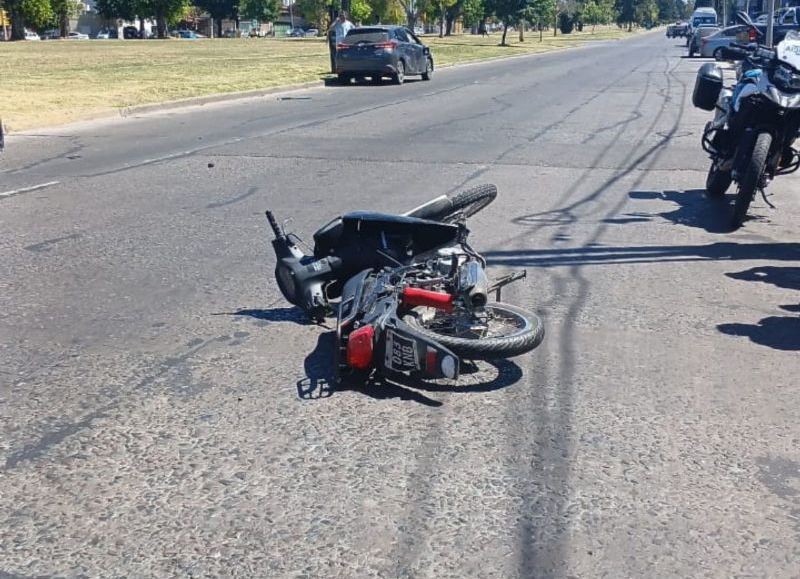 VIDEO | Persecución policial y choque en Tolosa: dos jóvenes terminaron hospitalizados tras huir sin casco