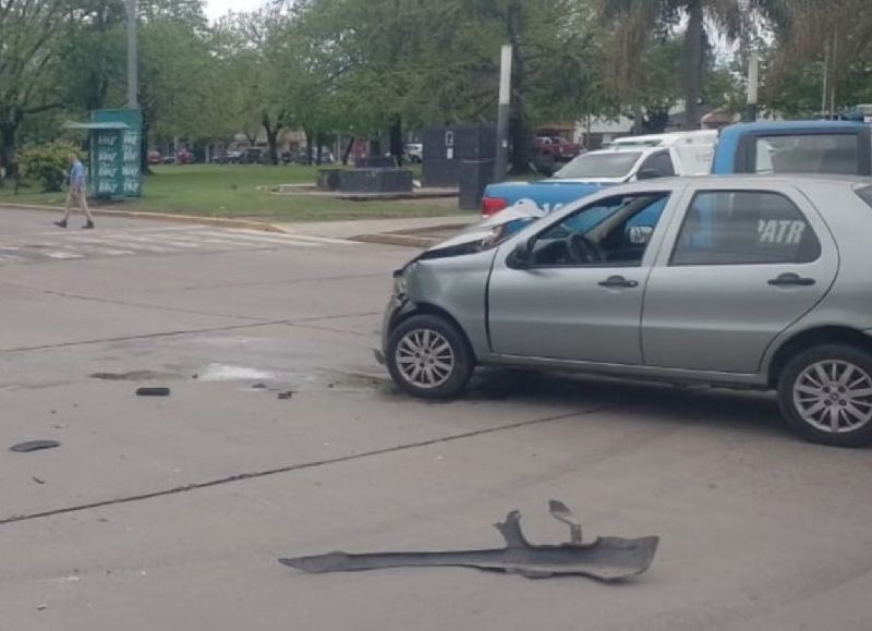 Tolosa: un accidente entre dos autos dejó a una comisaria de la Policía Bonaerense y dos familiares heridos
