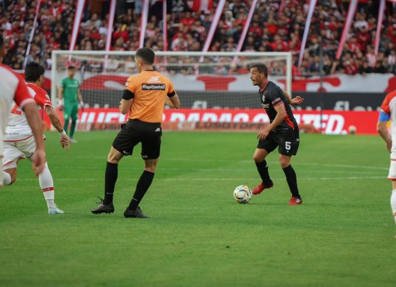 Estudiantes no pudo con Barracas y sigue sin levantar cabeza