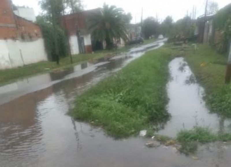 Vecinos de Altos de San Lorenzo alertan por agua acumulada tras las fuertes lluvias
