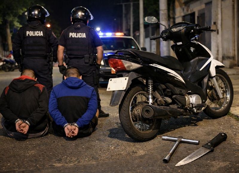 Listos para robar: dos detenidos con herramientas y moto sin patente